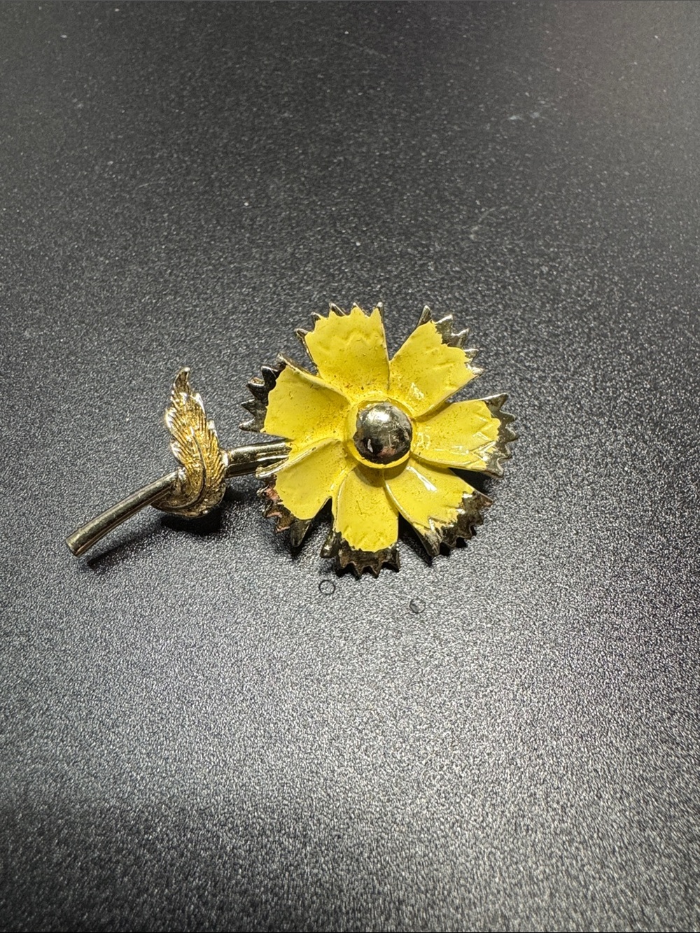 VTG Source Unknown Yellow Enamel Flower Brooch with Gold-Tone Stem